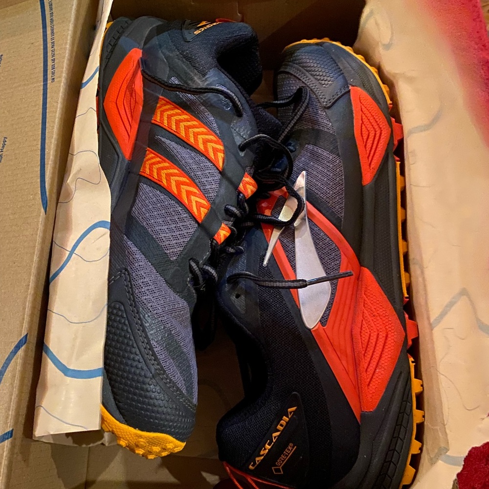 Brooks mens US sz 12 Cascadia 12 GTX; Black/ebony/cherry tomato